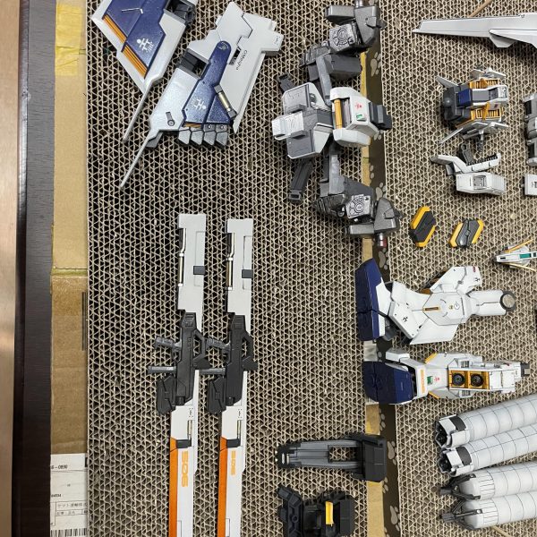 MGヘイズルをアウスラに！そしてでっちあげギガンティックアーム仕様にしようと思いたちやってきました。アドバンスドヘイズル、プリムローズ、フルドドを使用して、ギガンティックアームはでっちあげ！、フルドドⅡを作る技術も無いので、いろんなあまりパーツの合体ロボです。デカール貼り付けまできました。（3枚目）