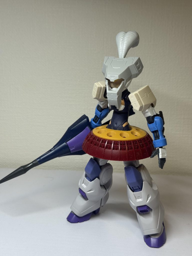 キマリスの足とギャンのシールド使って何か作りたいなってのが取っ掛かりで、頭部もジャンク箱になぜか2セット程あった旧HGUCギャンの頭をそのまま使おう思ってたんです。が、いざ合わせると美プラボデーにギャン頭だとケムール人にしか見えなかったので何とか工夫して、これまた余ってる美プラフェイスをなんとか消費しました。頭部にユーゴーを使った所なんとなくダリフラっぽい印象になったのでその線で構成。スカートもバーニアマシマシにしようと思ったのですが良いパーツも見当たらず、盾として持たせるつもりだったギャンシールドをそのままスカートに。製作中エリアルなんかを思い出しながらスポッチファイで80年代アニソン聴いたりしてぼんやり設定なんか考えたりしてました。