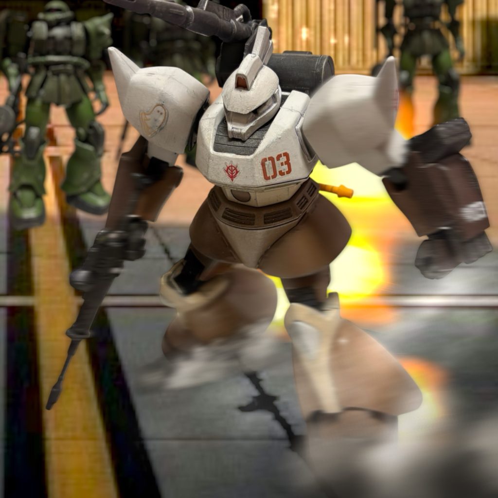 (さて、俺の腕と、こいつの性能で、どこまで食い下がれるかな。) ハンガーから機体を出し、地表を少し滑らせてみる。ザクやグフのように、歩行主体の機動だが、下半身各所に設置されたバーニアをふかせば、ホバーの真似事もできそうだ。俺好みだ、と思った。これなら、少しはやれるか、と思った矢先、先日自分の目で見た”赤鬼”の猛威を思い返す。(彼ならちゃんと殺してくれるわ。あなたが望ように、死力を出し尽くした戦いの果てに。)同時に、カルアの熱っぽい囁きも蘇る。 これなら少しはやれる、だと?本当か?と、先ほどの自分自身の内省を思い返す。 ビームもある。 機動力も申し分ない。 だが、本当に、それで、あのバケモノに太刀打ちできるのか。 アイツの戦い方には、機体性能やパイロットの技量以上の、不気味なプレッシャーを感じた。機体そのものなのか、パイロットになのか、とにかく