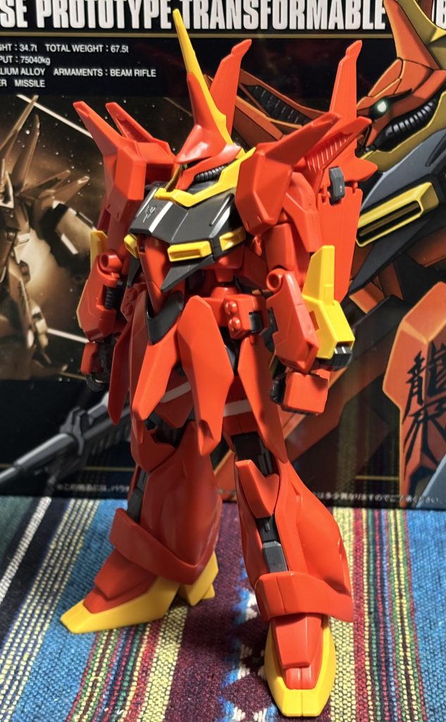 十分にかっこいいプロポーションではあるのですが、ガンダムヘッドを乗せてみたところ、等身がややずんぐりむっくり気味で物足りなかったので、練習や実験を兼ねて足の延長をしてみました。太もものところに白い線が入っているのが分かると思いますが、両断してプラ板を数枚挟み込んでいます。どのくらい延長したのかは覚えてないのですが、おそらく2mm弱ほどは伸びていると思います。