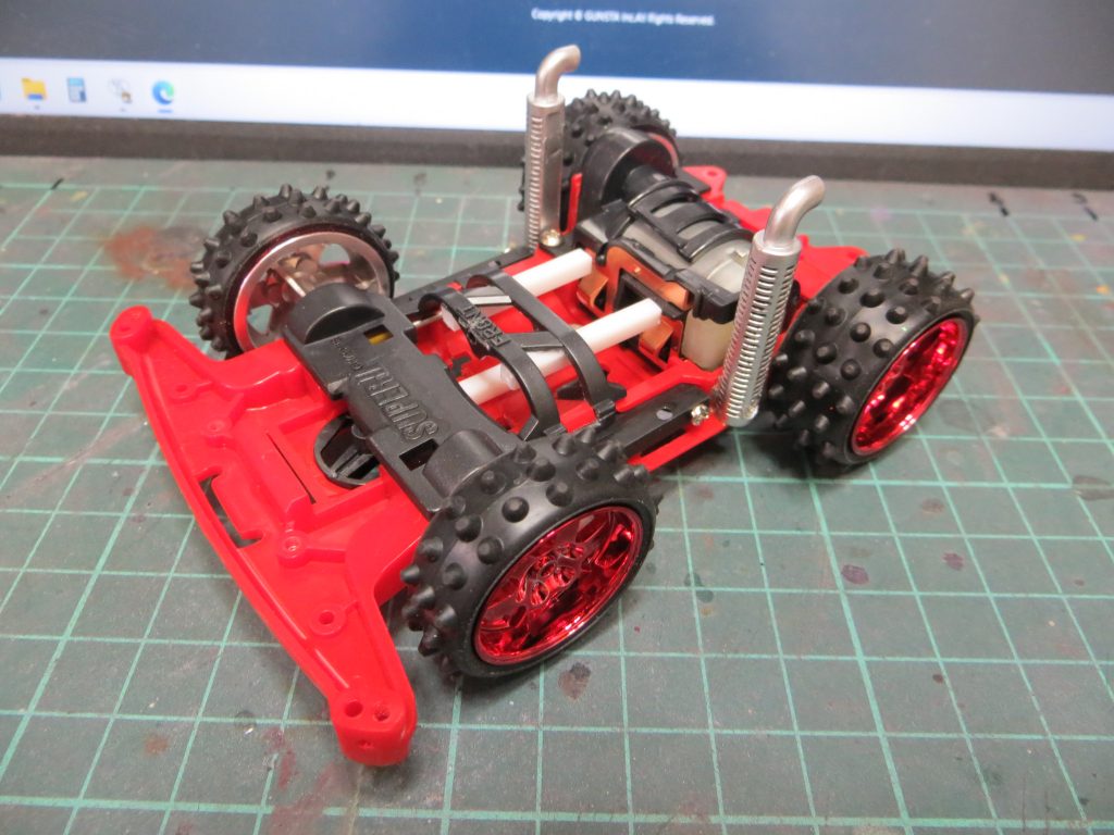 制作中のシャーシ。シャーシの短縮改造だけなら30分くらいでできるくらい慣れてきました。