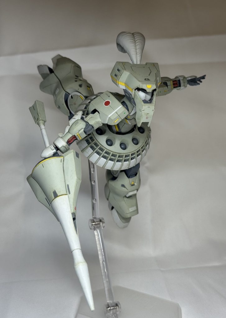 ウェポンコンテナスカートからハイドボンブとニードルミサイルをばら撒き飛来体の回避進路を塞ぐ。