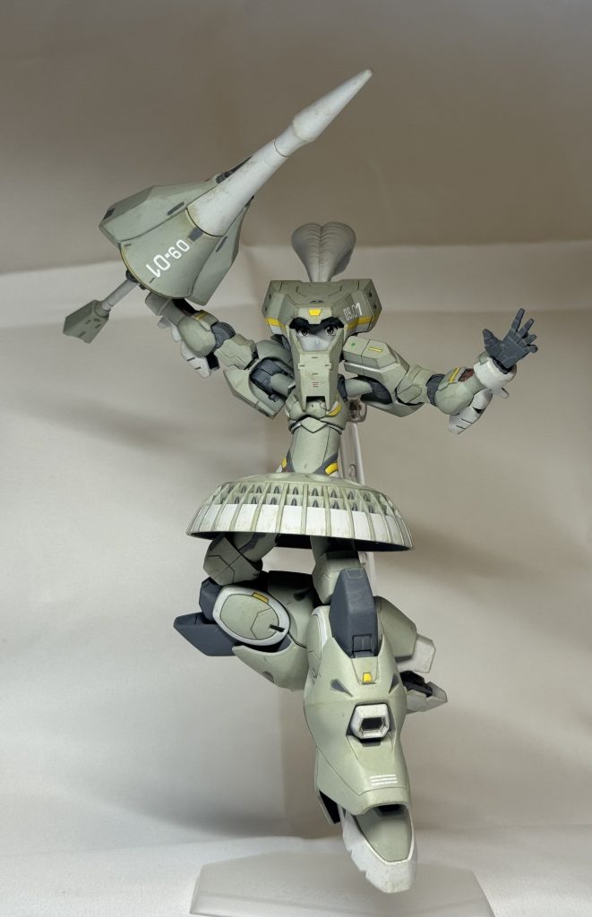 この足パーツの嫌な所がスネが長くて膝可動軸が腿寄りな所、イマイチこう言うポーズが決まらない所なんですよね。余ってたガンダム系の足と変えようか迷ったのですがロケット噴射する足パーツは使いたかったので、これで押し通しました。