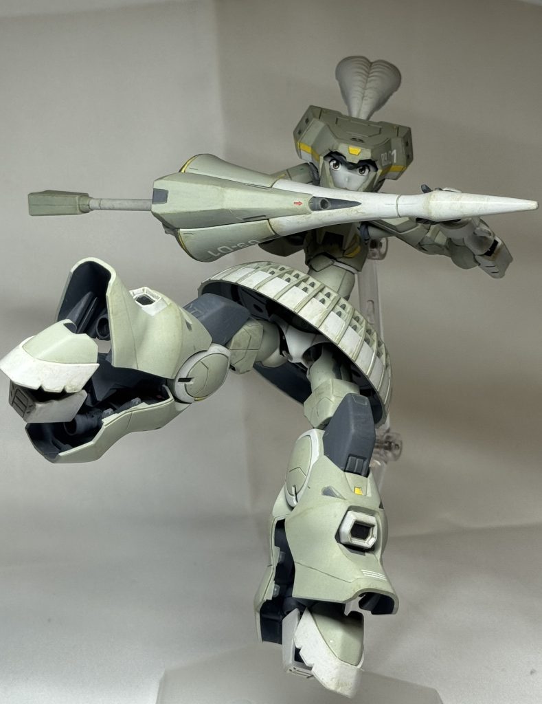 接敵手前で減速しつつ股関節装甲板を冷却。股関節及び股関節装甲板は稼働負荷の最も高い部位であり、割れ、焼け、滲みなどの変化が出やすくそれらを容易に視認チェックし機体を保全する為、塗装などはされず装甲材のままとなっている(つまりここだけ成形色)。尚、この装甲板は前述の保全の関係上、一度の出撃毎に交換する決まりとなっており、これを怠ると機体に謎の不調が発生するという。※ミンメイ書房刊「全部見せちゃう!スクランブルアマゾンの、ひ♡み♡つ」より抜粋