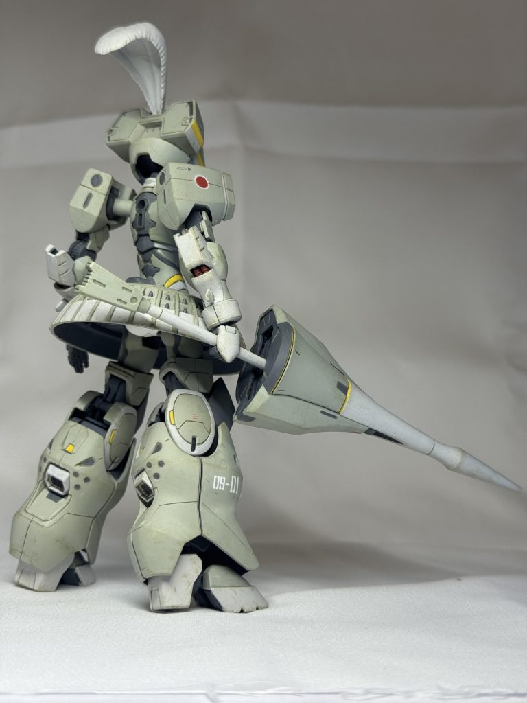 機体各所に貼ってある09-01ってのには特に意味は無く、ガンダムデカールのドム系のから余ってたのを意味ありげに適当に合わせて、それに倣って余ってるナンバーデカールを貼っただけです。