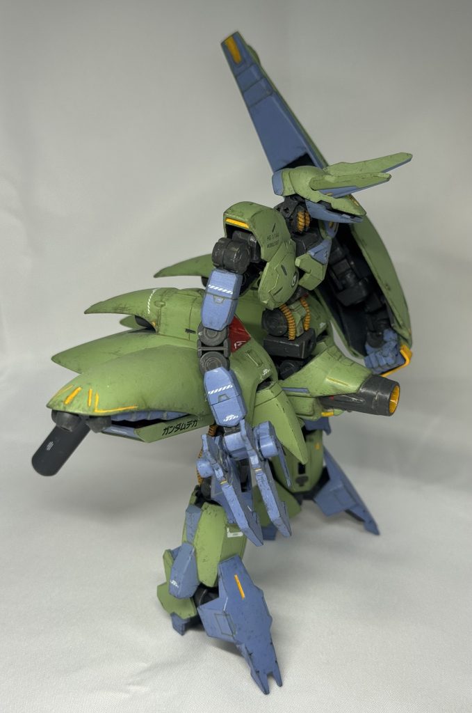 それから時を経て今から13年程前に旧キットジャムルフィンとHGUCガザCを合わせて、少年時代に発想しただけで完成させず終いだったバウンドドック変形を仕込んだ「ガザV」というのを作ったのですよ(参照https://gumpla.jp/hg/289089)。それもまた最近になって引っ張り出したら経年劣化であちこち割れてたり、足首パーツもそれで他に流用しちゃったし、今見るとかなり疑問に思う出来映えだったりで、それで今回作り直す事にしました。