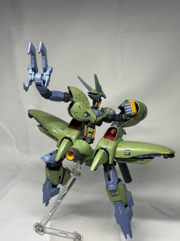 ガザ分はほぼ撤去。KPS製最新パーツなどをジャンク箱から存分に使いたい放題。結果旧キットジャムルフィン部分以外はオールジャンクパーツ集合体となりました。あの頃に漠然と思い描いてたスタイルに近づけて、顔はガンプ寄りに。左右非対称な上半身と細い胴体もバウンドドックになるべく近づけました。