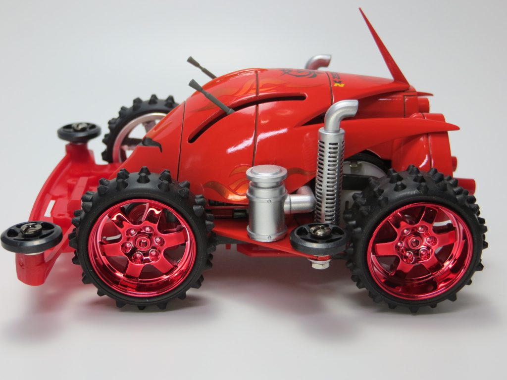 シルバーの煙突とタンク状のパーツはブルヘッドのもの。