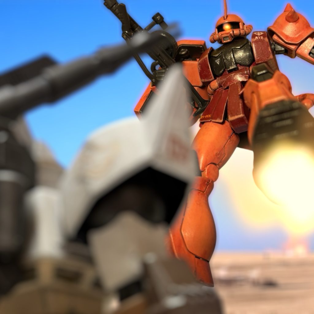 カルアを抱き抱えて、コクピットを降りてくるグレン・G・モーレンを見た時、アイザック・クラーク中尉は不覚にも、感動を覚えてしまった。(こいつ、ホントに英雄だったのか……。)発想から実現の可能性まで、そのすべてがばかげた作戦を完遂させてしまった。グレンは、奴自身が言うように、本当に神の加護を受けた英雄なのかもしれないと錯覚する。 が、感動も束の間、今度はさらに後方の拠点に、一人で撤退すると言い出した。「やることがあるのだ。」 何を言いやがる。英雄ごっこにひと段落ついて、もうこの戦線には飽きたと言うことだろうが。「わたしが、そこまで俗物に見えるかね。」 口に出さなかったが、顔色に出ていたらしい。「見えますね。ずっと、そういう風にしか見てませんよ、俺は。」「そうだろう。君は良い将だが、真の英雄のことは理解できていない。だが、それを他人に強いて求めるのはできないのだ。君もいつか分かる。わたしは、それを待つつもりだよ」「待っている間に敵が来ます。そして、俺もあんたも死ぬ。もうよろしいですか。」 こんな奴と、くだらない英雄談義をしている暇はない。「もちろんだ。だが、これだけは分かってほしい。」 今日は、妙に食い下がる。「わたしはね、これからの自分のために、君とカルアを失いたくはないのだ。」