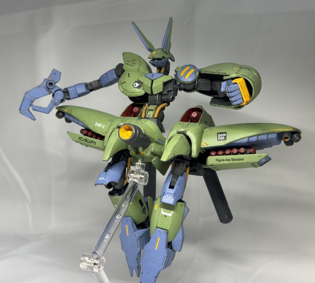 今作るとこうなっちゃうんだな、って。ガキンチョの頃の私にこれ見せたら何て言うだろう。いや、想像がつく、聞きたくない。サイズの良い武器持ち手が無かったのとサーベル収納スペースがどう考えても無いので武器類は無しにしました。MAが変形して素手で戦闘した方がロボットプロレス的に面白いかなと、代わりに両翼下面に開閉式ミサイルランチャーを増設。MAですからね、メガ粒子砲とミサイルとクローがあれば充分でしょう。ちなみに左手首はタイタスパンチです。