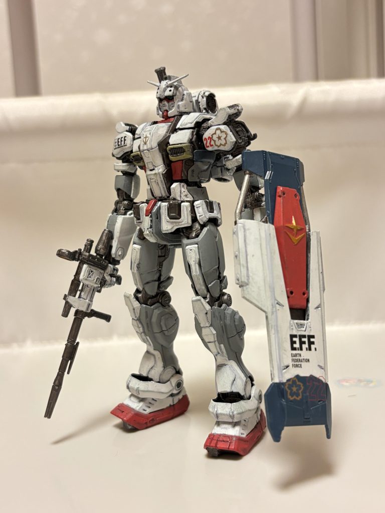 次に、第2部でまさかの乗り換え主役機だった、ガンダムEX。うちのは、メインカラーをセールカラー系ではなく、白。シールドなどにも紺色を入れて、赤も明るめ、目も緑と、ヒロイックな配色にしています。
