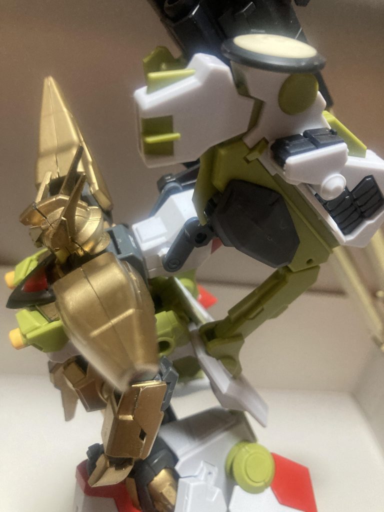 バックパックはビルドストライクエクシードギャラクシーとデスティニーのウェポンラックを使っています。本体はストライクなのでとくに難しい加工はないです。そのまま装着できます。