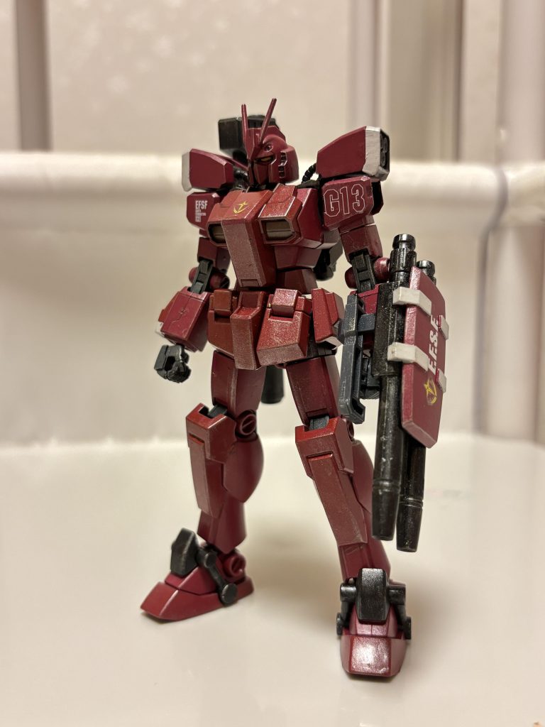 今回は、全然デジラマ載せられなかったので、ちょっと、機体紹介をします笑まず、主役機?のレッドウォーリア。左腕のちっちゃいシールドがカッコ悪いのと、ハイパーバズーカが全然弾入らなさそうなので、ジャンク品だったサンボルジムからシールド付きライフルを拝借しました。いいかんじにつよそうになったと思います。全体はシャア専用レッドです。胸や膝の追加装甲?みたいなところは、クリアーブラウンを塗って変化を出そうとしてみたのですが、全然変わらず、赤一色になってしまいました(gundam-kao10)まあ、第3部サブタイトルの「狂える赤き獣」感は出たでしょうか……。