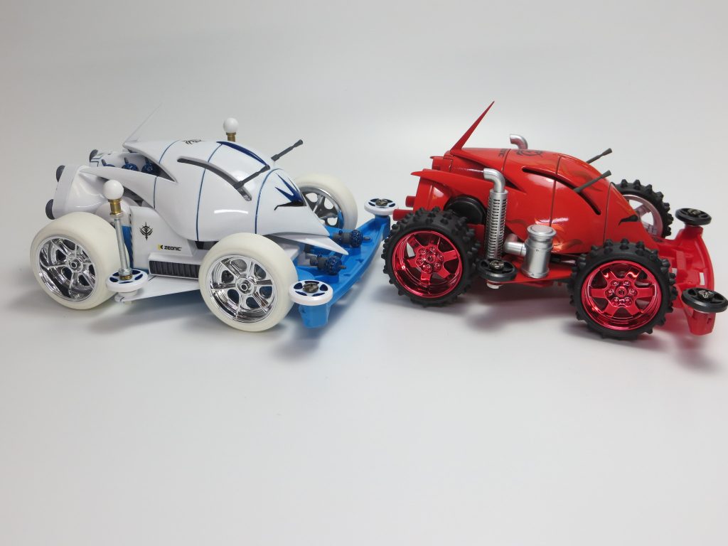 ホワイトエルメスとの比較。車高と全長が結構小さくなりました。塗装については前回の方がうまくいってます、というか偶然上振れた多分。