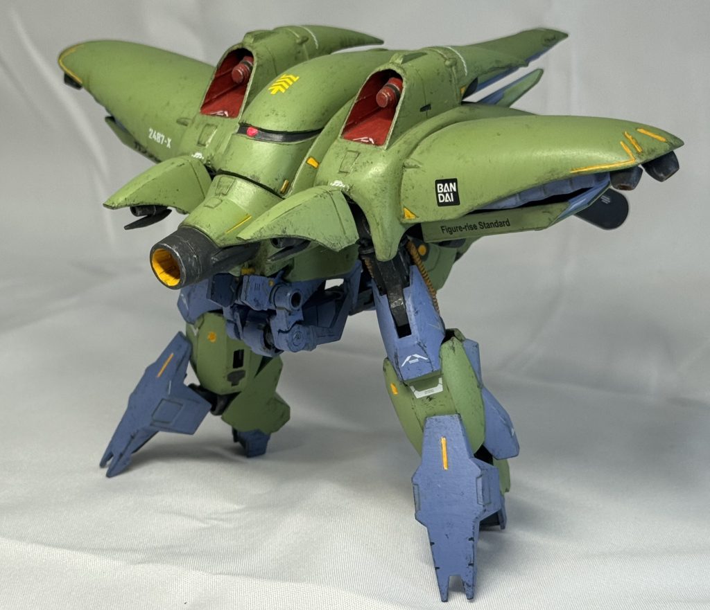 で、ジャムルフィンはジャムルフィンで両肩の赤いデカい穴は何なの?って昔読んだ取説情報だとビグザムにするつもりだったメカに急造の手足つけましたって事らしく、ならひょっとしてIフィールドつけるつもりだった?とIフィールド発生器っぽく見えても良いようなものにしてみました(別にそうでなくても良い)。