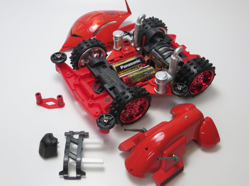 分解するとこんな感じ。シャーシだけでも何だかかっこいい。スパイク&メッキホイールは偉大です。