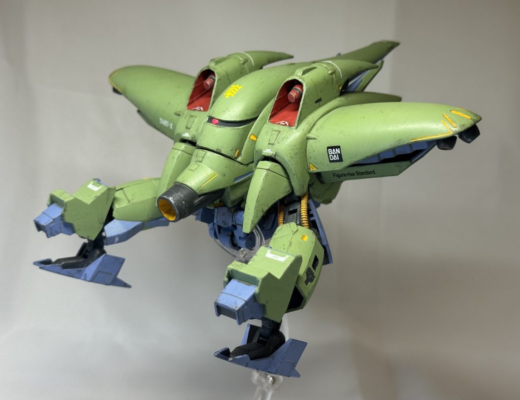 ビグロ形態カラーリングのほうも色々悩みました。モブ勢の中でちょっと目を引くモブキャラにしたいってのは何となくあって、思い浮かんだのが旧ザクだったのです。それで前回デミトレーナーフライトタイプにエイザーブルーと外舷22号色で実験台となって貰った訳です。