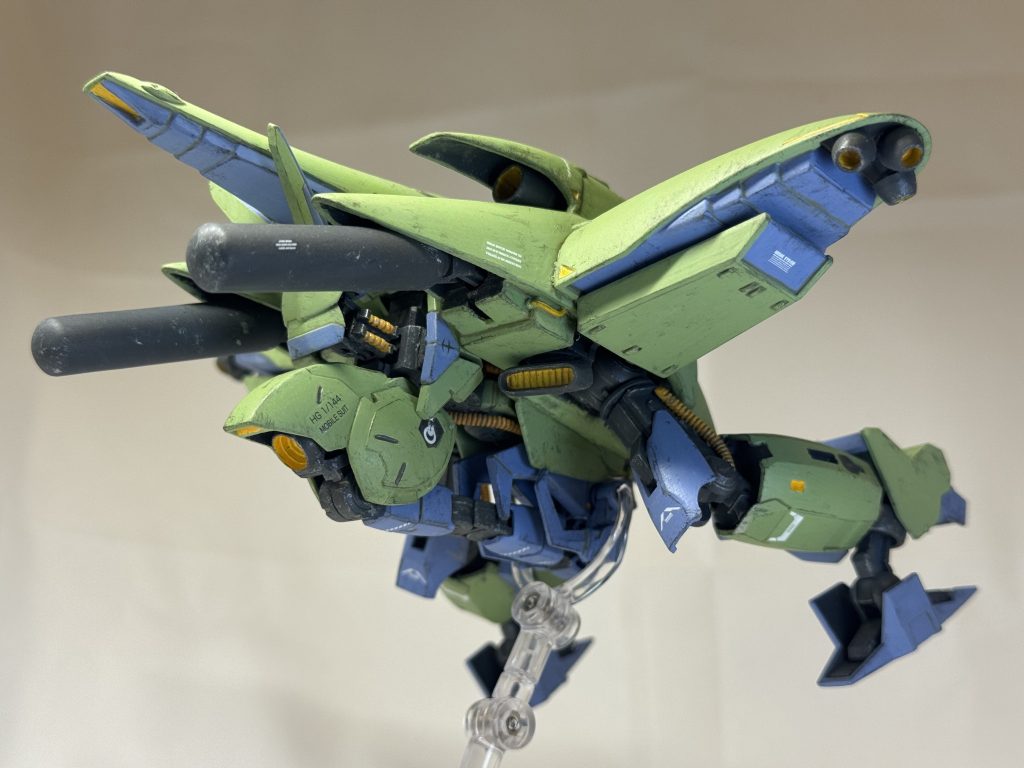 まだ右半身がはみ出てますが、元の形がごろっとはみ出てるわけでもなく隠すべき所は隠せてるんじゃないかと思います。あと右肩関節を下げるとバーニアが出現するようになってます。