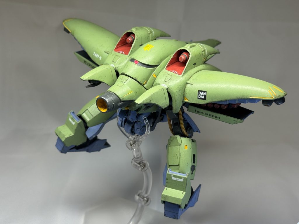 ガウォーク形態両翼下面ミサイルランチャーのハッチがビグザムのシルエットに見えるようにしたかったのです。あと、フロントアーマー裏に3ミリボール接続で小型ビーム砲兼クローパーツをつけてますが、実はあんまり気に入ってなく、やっぱり余計だなあって思ってます。バウンドドックはサイコミュ搭載機だしビット兵器があっても良いかなってつけたんですが、そこまでやると強すぎるというか。