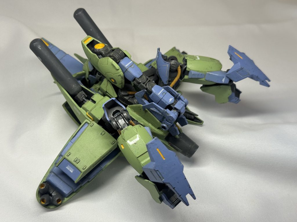 M字開脚で股間押さえてるように見える、、、