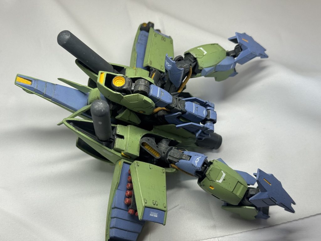 今回、かつて無く可動部位が多いです。可動干渉避ける為だったり、見栄えの関係上可動増やさなきゃいけなかったり。頭部のモノアイ可動も仕込んでるのですがこれまた強度不安で完成後一度も動かしてないです。