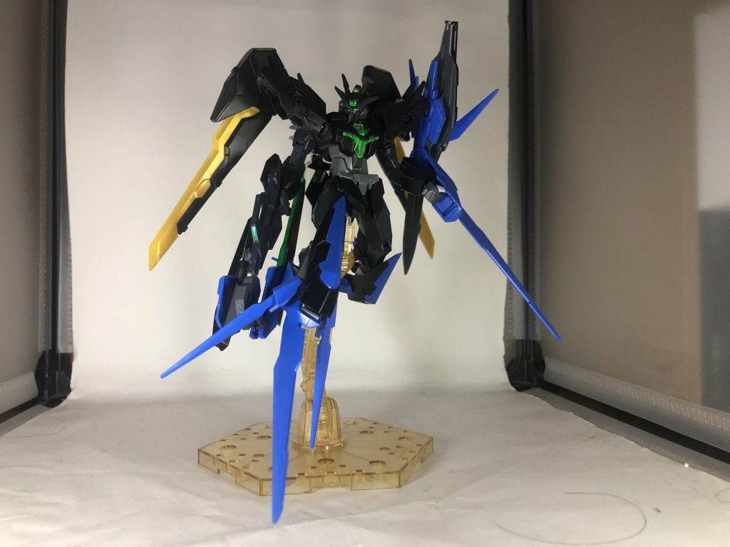 武装3:グラディウス・レッグ　　　　　　　　　脚部に装備されている2振りの実体剣。蹴りと斬撃が同時に可能で奇襲に使われることが多い。また、手持ち武装として取り回しを良くすることも可能である。 武装4:ブレイダーウイング　　　　　　　　　　背面に装備されている剣状の姿勢翼。敵機とすれ違う際に切りつけたり、特殊モードを使用する際の要になるため、耐ビーム・耐実弾の素材で開発がされている。