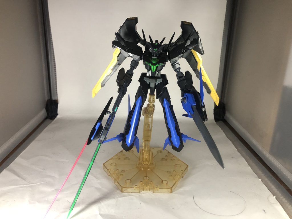 武装1:グラディウス　　　　　　　　　　　　　射撃と斬撃を使い分けるメインの大型武装。射撃(ライフルモード)はビーム攻撃で牽制や威嚇などに使用する。また斬撃(ソードモード)は2種類あり、標準的なビームサーベルと切断力が高い実体剣を使い分けることでどんな相手でも切り裂けるように設計されている。 武装2:グラディウス・ディフェンダー　　　　　実体剣とシールドを一体化した武装。基本は手持ち武装として使用するが、左腕にマウントして使用する場合もある。