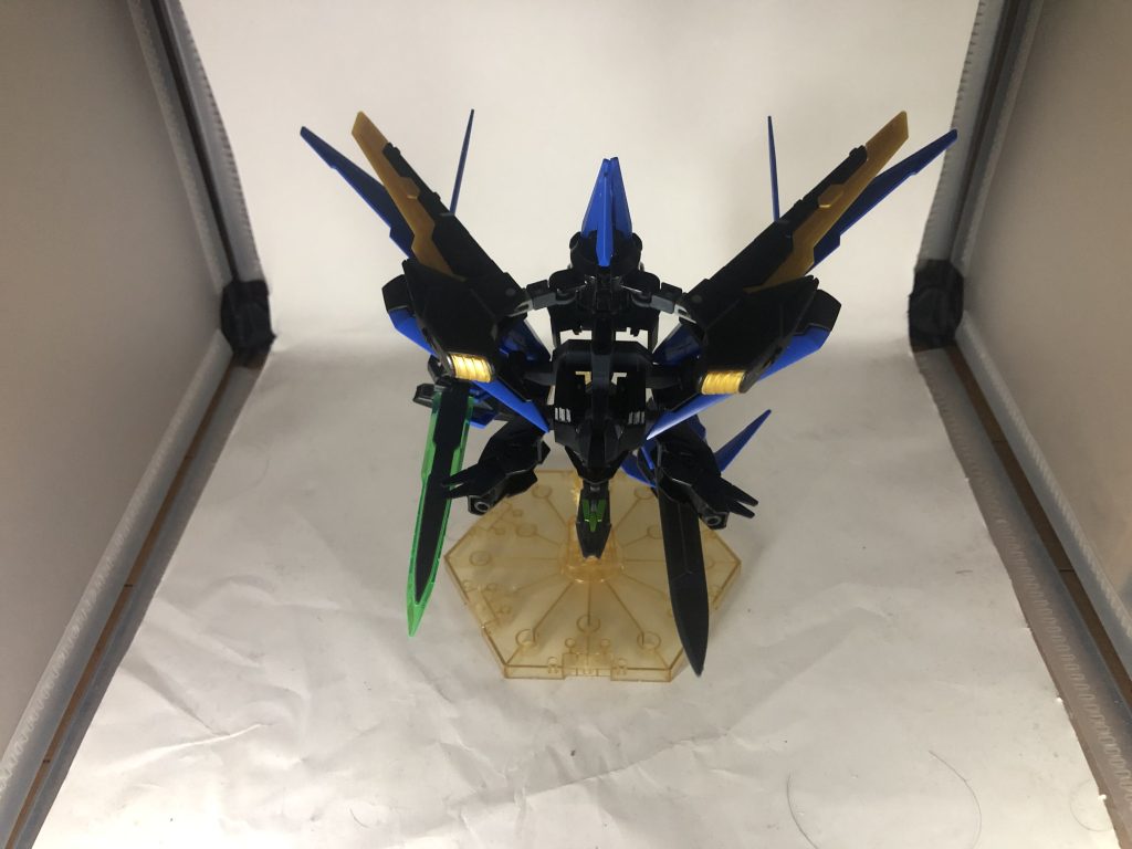 ブレイドアーマー　　　　　　　　　　　　　　セブンソードの設計をベースにして開発された専用アーマー。このアーマーに換装すると、戦場を高速で駆け巡りながら切り倒していく鬼神の如く戦うと言われている。