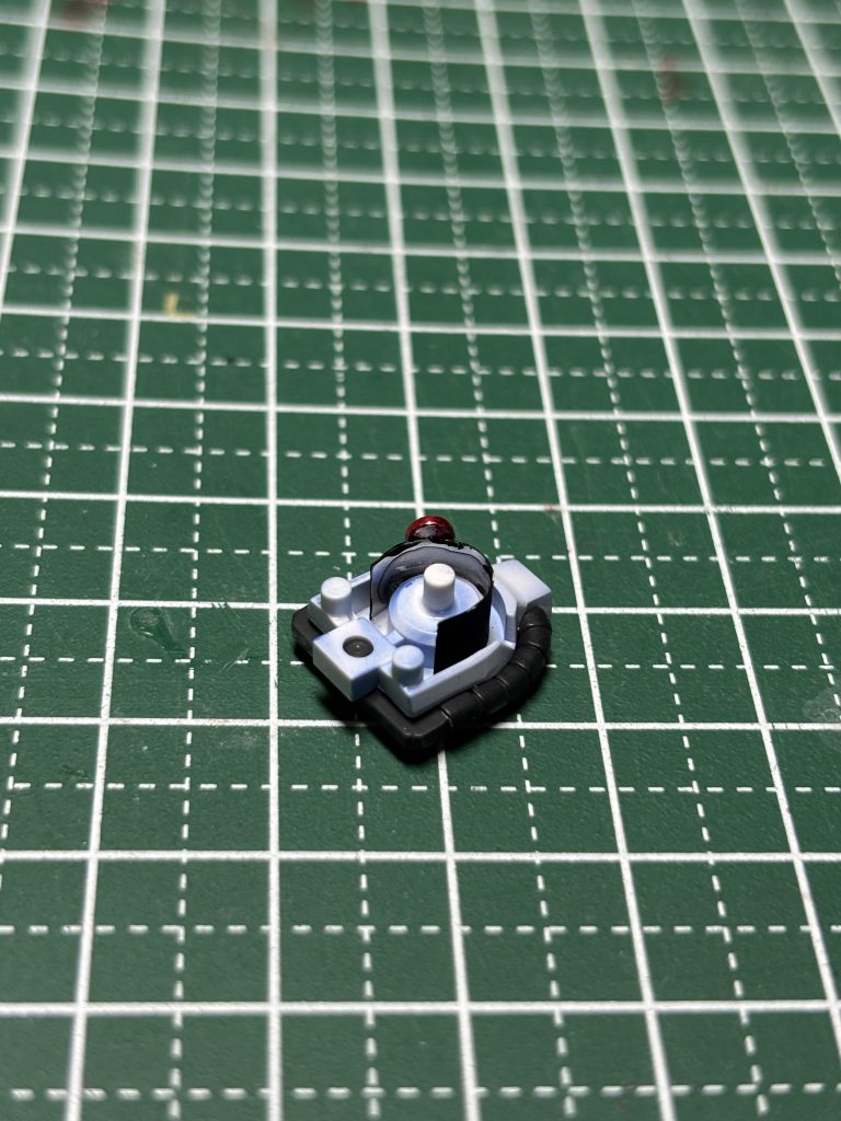 0.1mmの鉄板をカーブ状に曲げて磁石を用いて自由に動くモノアイ加工です。ご観覧ありがとうございます。