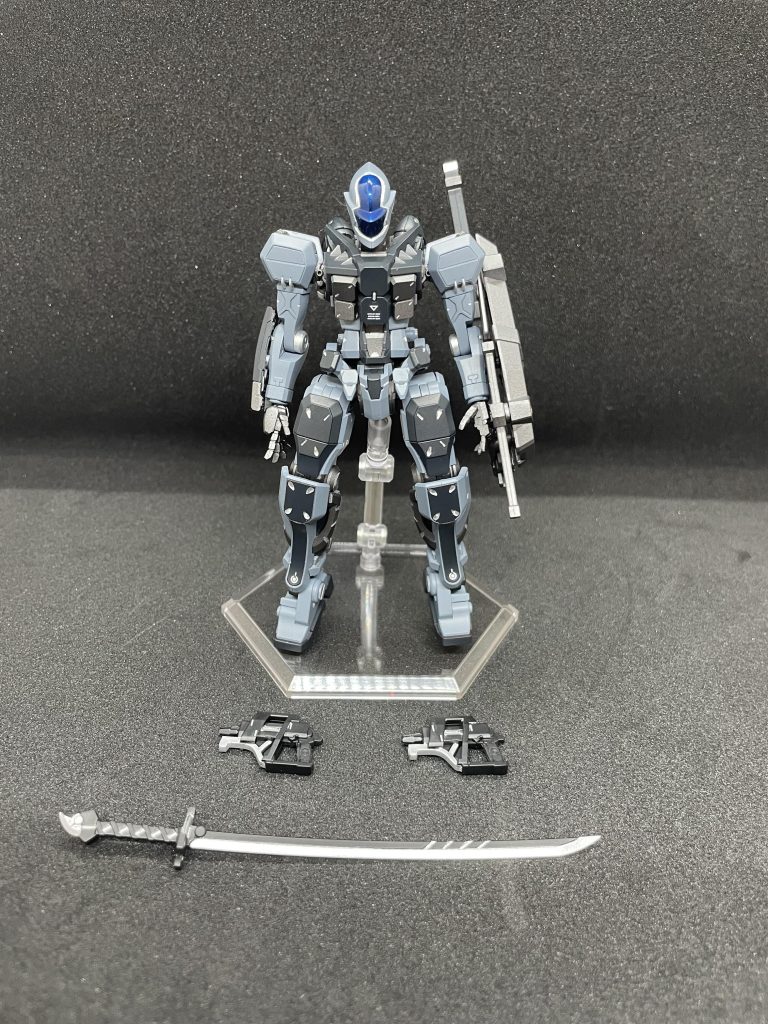 前面刀は鞘から勝手に落ちてくるし、銃はマウントすると塗装が剥げるので外しています