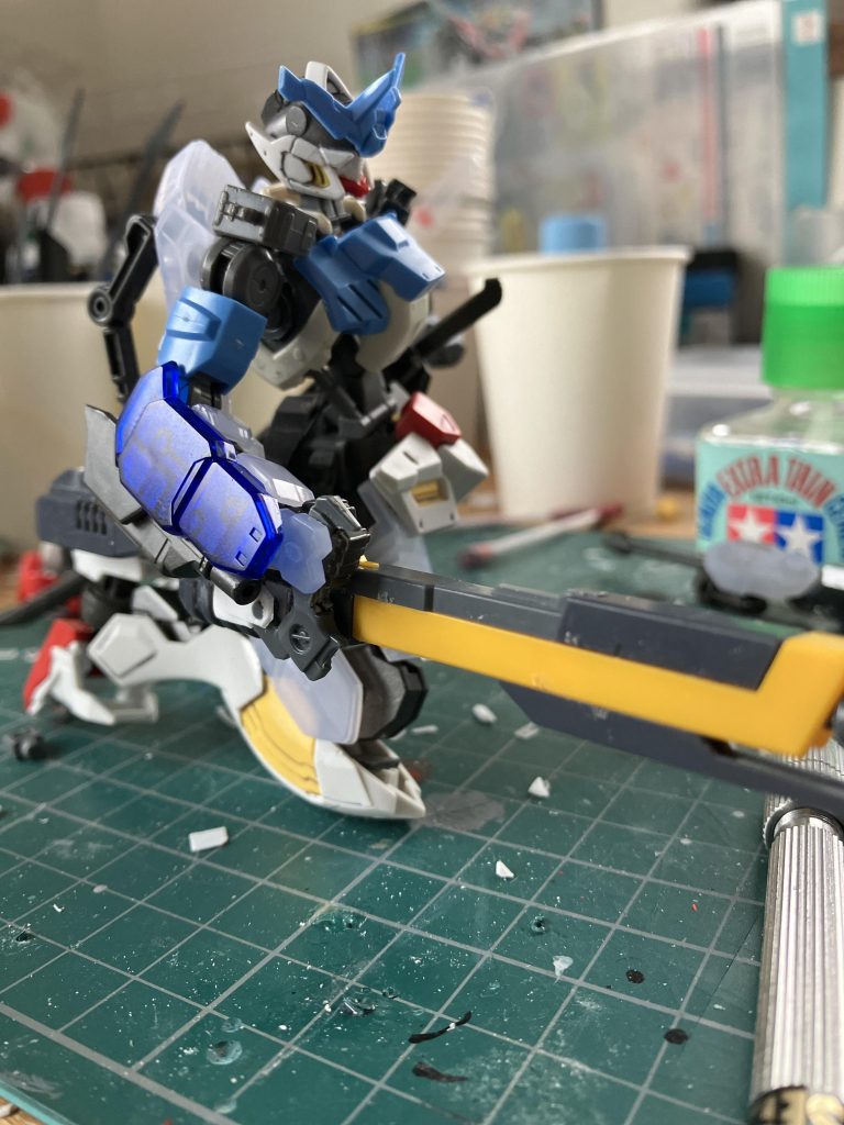 改良型滑空砲は、MGウイングゼロのバスターライフルを改造して作りました。