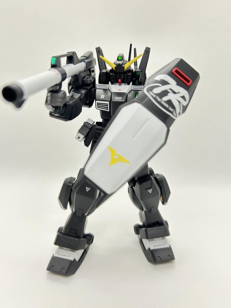 メインカラーは黒は少し嫌だったので、メインカラー：ティターンズブルー１フレーム：ニュートラルグレー白部分：ガンダムホワイト武器：ミッドナイトブルーバックパック：ネイビーブルーと色々暗色系ブルーを多用したのですが、撮影スキルが悪いのか同じ色に見えますね