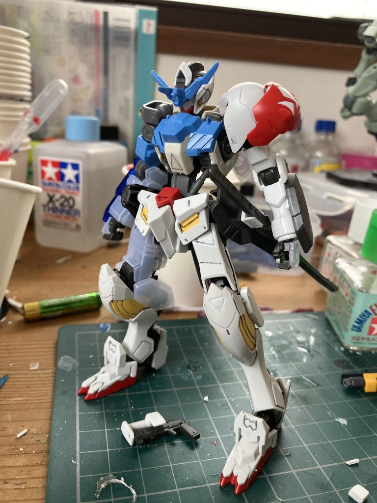 塗装前。見ての通りヴィダールのパーツも結構使っています。と言うのも、使えそうなパーツを探した時に見つかったのが大体バルバトスとヴィダールのパーツだったんですよね。フレームに至っては、ほとんどがヴィダール産だと思います。