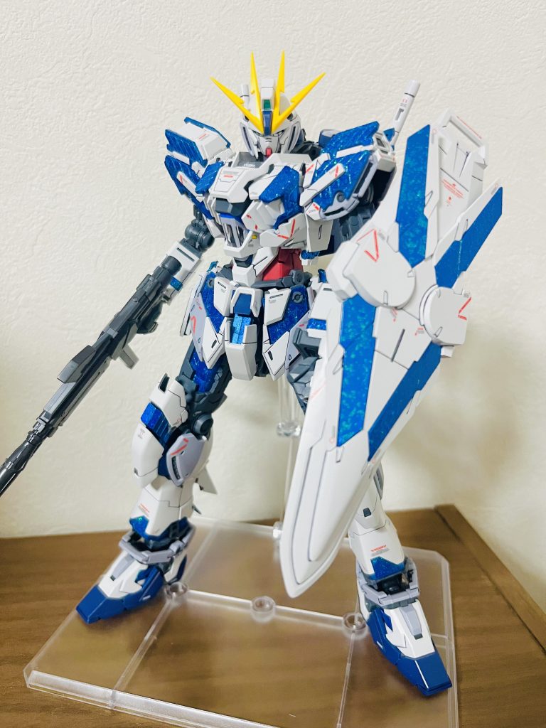 NT-D発動状態(覚醒イメージ)サイコフレームは缶スプレーのブルーメタリックを塗ったあと、クリアー塗料に100均のネイル用?のラメフレークを混ぜて筆塗りしました。