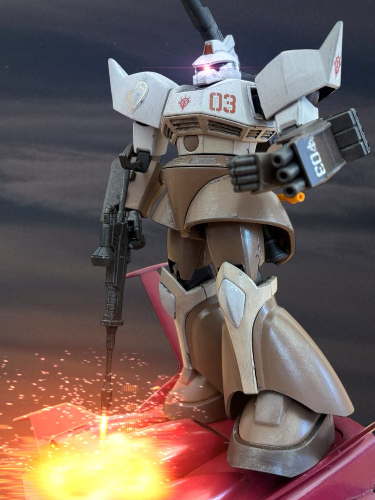 カルアは、その言葉を反芻しながら、ビームライフルで、もう一機、ザクとドダイを撃ち落す。 最後に、自分の乗っていたドダイを破壊すると、空中を落下していくレッドウォーリアのところに機体を飛ばした。