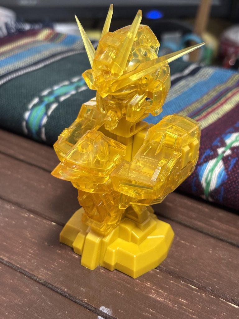 　まずは素組みの状態を。　クリアーで造形が分かりにくいところはありますが、正直これはこれで十分にかっこいいです。ストライクフリーダムのゴールド感がしっかり出ているのもいいですね。　でも今回はノーマルカラーを目指すのでここから塗装していきます。