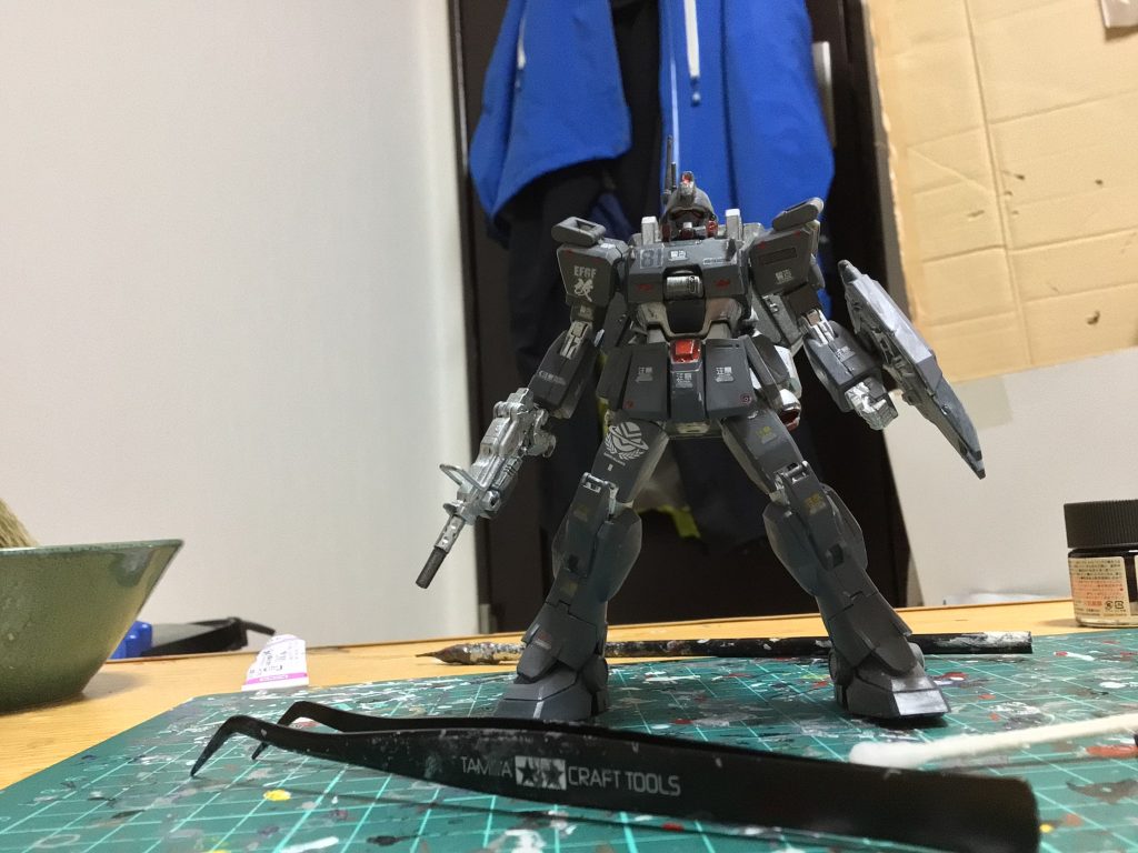 市街地戦仕様ということでグレーに塗ってきましたデカールは30MMの漢字デカールをチョイス（売れ残ってたから買ってきた）それにしても散らかってるなぁ