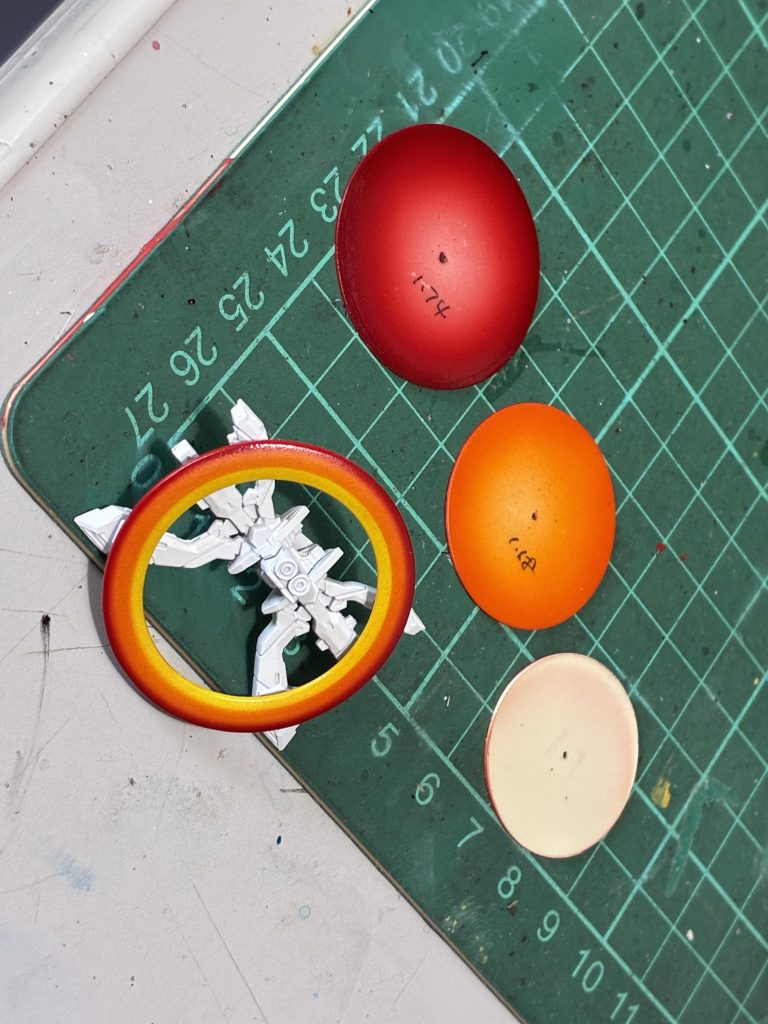 背中の輪っかのことを『日輪』と言うのだとヲタの弟に教わりました😆💦5ミリの枠に3色なので一色およそ1.6ミリ幅ってことでこんな治具を作ってグラデを狙ってみましたが思ってたほど上手くいかなかったもののまぁこの小ささなのでご勘弁を😅