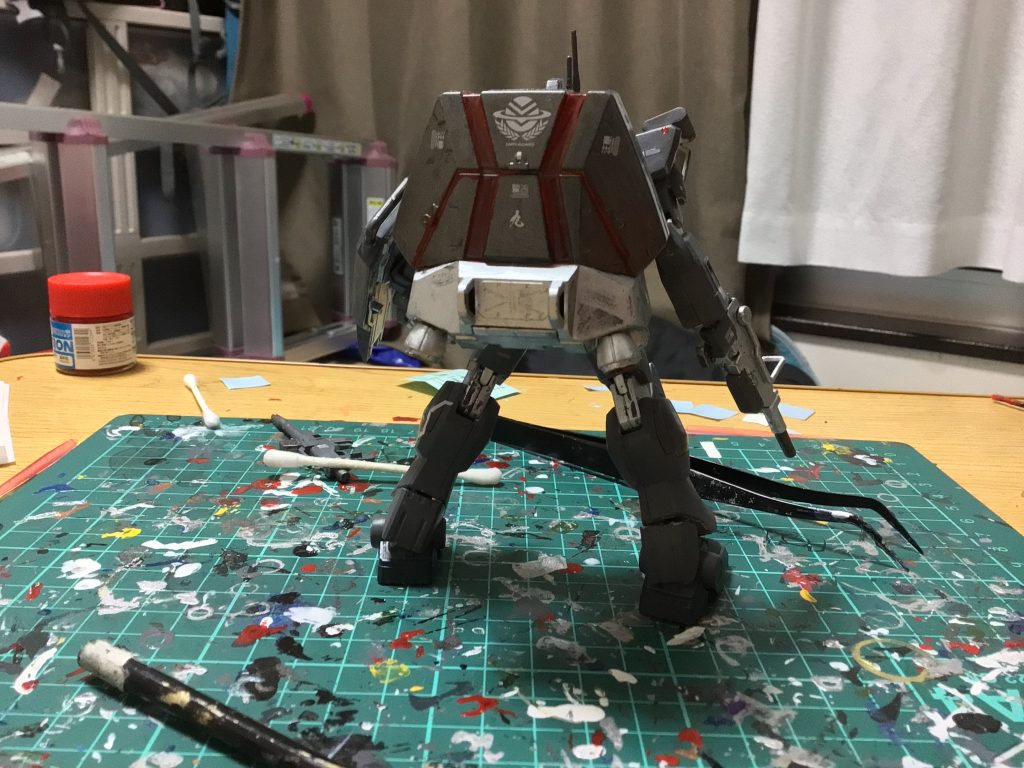 後ろからなんて言うんでしょう脛裏のかかとガード？がめちゃくちゃ外れるのでオミットしようかなとも考えたんですけど、最終的にはこのままで行くことになりましたこれなしでは陸戦型とは呼べない！