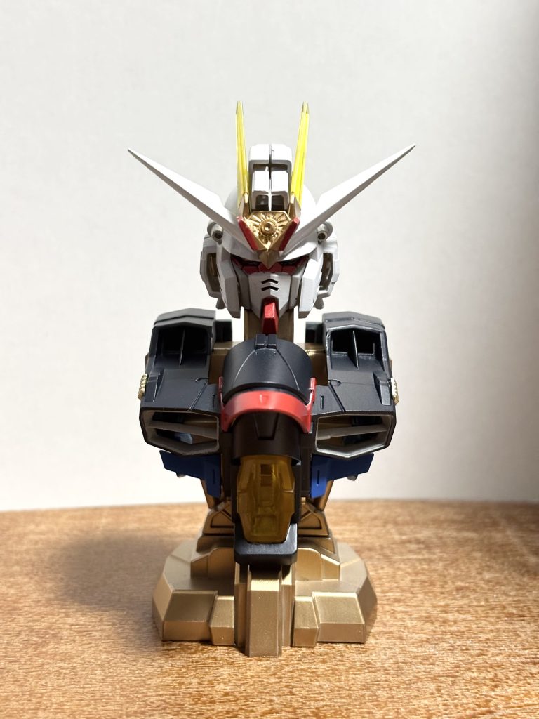 　そして完成です。　どのアングルから見てもイケメン。流石はストライクフリーダム。ちなみに、後々ストライクフリーダムのメカニカルバストも入手できたので比べてみましたが、額のディスラプターしか違いはなかったです。　拡大してよく見ると塗り分けがガタガタで反省点が多いのですが、キットの圧倒的なカッコよさで誤魔化せてますね。