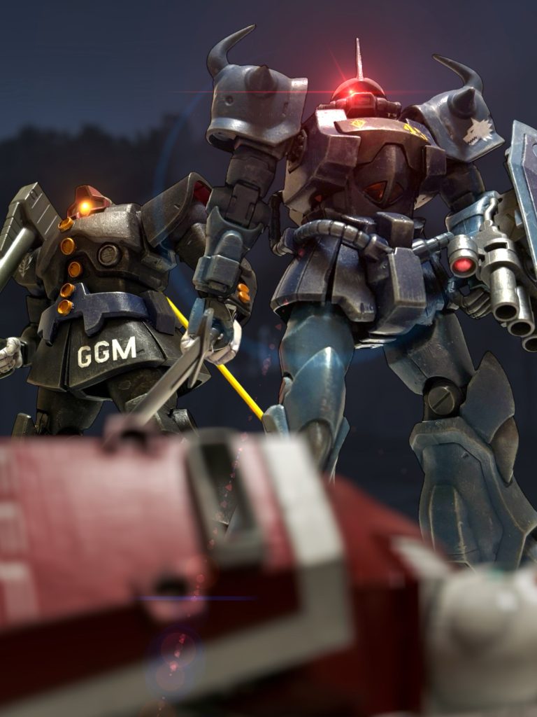 (連邦のMS隊も練度が上がってきていると聞いていたが……。) さして手応えがなかったと、ジオン公国軍”ナハト・イェーガー”ことウォルフガング・クリンガー大尉には感じられた。『意外と大したことありませんでしたね。』 別動隊を率いてきたアイザック・クラーク中尉も、同じことを感じたらしい。合流するなり、そんなことを口にした。『どうも、後方の様子がおかしいと思いますね。』ただの勘ですが、と前置きをしながらも続ける。『この間、カルア軍曹の奪還作戦のときと同じだ。不気味なプレッシャーを感じる。』「おう、やはりか。俺もだ。感じるな。」『カルア軍曹は上にあがったんでしょう。大丈夫なんですか、”赤鬼”と接触しているはずだ。』先日の、あの、戦場を覆いつくした気味の悪いプレッシャー。あれは、カルアを乗せた敵の赤いガンダムから発せられていた。(あれが”ガンダム”ならば、ニュータイプ用の兵器ということか……?連邦はジオンよりも、研究が遅れていると聞いていたが……。) ウォルフガングは一人、考える。 いわゆる”ニュータイプ”と呼ばれる特殊なパイロットの、脳波を増幅させて兵器に転用する。軍部内には、そんなことを本気で研究している部門もあると聞く。現場の兵たちの間では、オカルトじみた噂話とばかにされているが、かつては地球外生命体の存在を、軍が予算を組んで研究していた時代もあるのだ。そうそうばかげた話でもないのかもしれない。実際、ジオンには、エスパーのような兵士についての研究機関があるのだ。まだ宇宙にいた頃、ウォルフガングはその研究員たちを見たことがあった。「とにかく、一度退がるぞ。」 ウォルフガングは、部下に号令をかける。今は、得体の知れないエスパーや、その研究機関について考えていても仕方ない。ここは戦場なのだ。 敵の陸戦隊は阻んだ。空挺奇襲部隊は、陸戦隊ほどの数はいないはずだ。カルアがうまく立ち回っていれば、壊滅できるかもしれない。(運が向いてきた。)ここで、敵を退けられれば、宇宙に帰れるのではなかろうか。こんな不潔な地球の大地で、アホのボンボンと一緒に心中はしたくはない。そう言い放ったアイザックの気持ちは、ウォルフガングにだって理解できていた。「カルアは、幸運の女神かもしれないな。」 ウォルフガングが呟くと、アイザックは、何言ってんです、と呆れた声で応じる。『同じ女神でも、混沌の女神の類だ、アレは。後方の戦線なんて、どうなっているか分かったもんじゃないですよ。』~~~~~~~~~~~~~~~