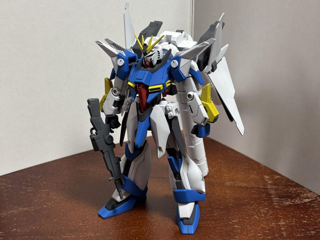 そして完成です。 最初無塗装状態でνガンダムのヘッドを乗せた際はあまり合わないように感じていたのですが、カラーを整えてみると案外ピシッと決まる感じがします。 大型プロペラントタンクに接続して横にせり出したウィングも、腕の位置にあるように見えるため、ZZっぽいシルエットになりました。 ちなみに元ネタのガンダムリントヴルムはバウにZガンダムのヘッドを乗せるというミキシングなのですが、今回は入手のしやすさからνガンダムのヘッドを乗せています(EGはもちろん、フィンファンネルを抜いた状態のHGなど、比較的楽と割安で手に入れやすいです。自分は今回後者でした)