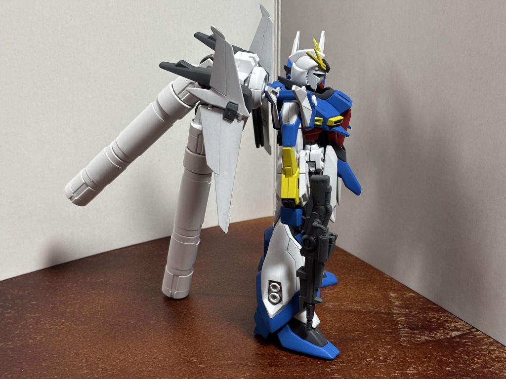 横からの写真です。 HGバウ、古いキットであるためいくつか欠点はあってしまうのですが、一番はアクションベース対応の穴がないことだと思います。 そうした部分をカバーする意味も含めて、大型プロペラントタンクが役立ってます(支えになってます)。装着イメージはHi-νガンダムやサイコザクです。 また、大型プロペラントタンクから、バウ本来のバーニアを接続しているのですが、これは特に加工などはしておらず、プロペラントタンク側のピンをバーニアにある長方形の接続穴に挿してるだけです。なので、保持力はかなり低くなっています(ほとんど立ち姿用です)。