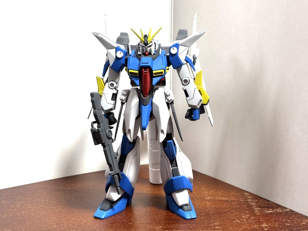 正面からのショットです。 カラーイメージは勿論Zガンダムなのですが、胴体部をブルーにしようと決めた以外はほぼ適当です。ただ、適当でも胴体部にガンダムのトリコロールが入ってくるとそれだけでガンダムらしさが出てきますね。