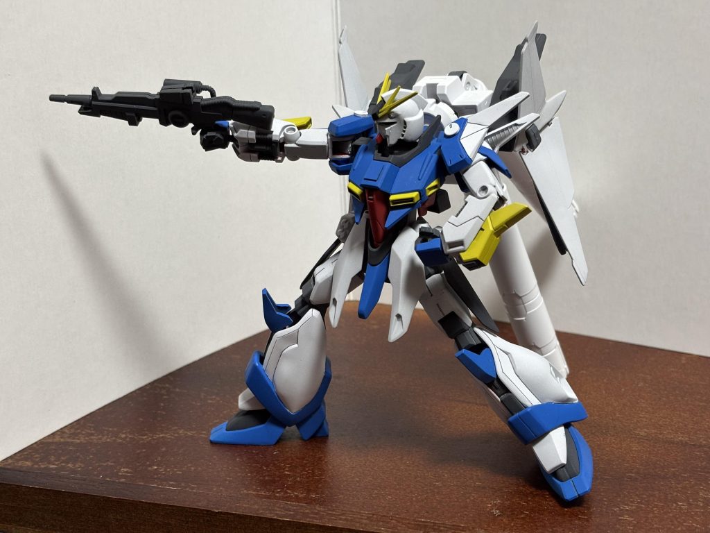 どうにか射撃ポーズを付けたものです。 腰の捻りができないため、はっきり言ってポーズはほぼ壊滅的です。 また、首の延長もしていないため、実はνガンダムヘッドはほぼ乗っているだけのようなもので(一応ハマってはいるのですが、回したり顎を引こうとするだけでポロリします)、視線のポージングもあまり付けられません。 また、おまけで告白しておくと、背部の胴体バーニアを取り付けミスがあったり、塗り分けの境界線がガタガタだったりしています。一部バーニア部分はエナメルのシルバーを使っているのですが、拭き取りが大変で金属粒子が外装に散ってしまっているところも正直あります。 ただ、元ネタありきではありますが、それでも十分にまとまったミキシングになったのではないでしょうか。個人的には結構満足度の高い作品に仕上がりました。 ガンダムファフニール(仮)というのは元ネタがリントヴルムで竜の名前を冠しているので、そこをリスペクトする形で名付けました。νガンダムなのでスタイリッシュというよりはゴツさのある名前の方が合いそうと思ったのもありますね。▼カラーレシピサーフェイサー:外装 ガイアノーツ/サーフェイサーエヴォ、フレーム ガイアノーツ/メカサフスーパーヘヴィ外装白:水性ガンダムカラー/エアリアルホワイト外装青:水性ガンダムカラー/ライジングフリーダムブルー外装黒(リアスカート等):ラスキウスアウラ/濡烏外装赤:水性ホビーカラー/モンザレッド外装黄:水性ホビーカラー/イエローバーニア部分塗装:タミヤエナメル/クロームシルバーフェイス部 目:ガンダムマーカー/ルミナスメタグリーンフェイス部 隈取(目の周囲):タミヤエナメル/セミグロスブラックスミ入れ:タミヤスミ入れ塗料/ダークグレイトップコート:水性ホビーカラー/プレミアムトップコート UVカットスムースクリアー(つや消し)