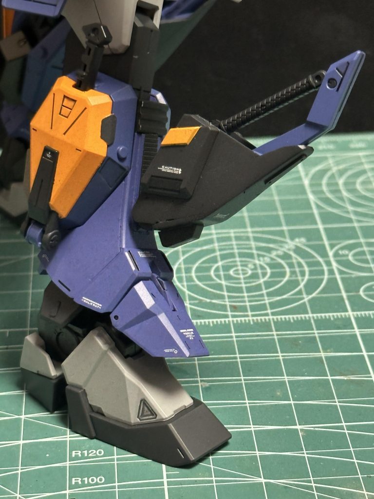 膝のウェポンラックは多少可動します