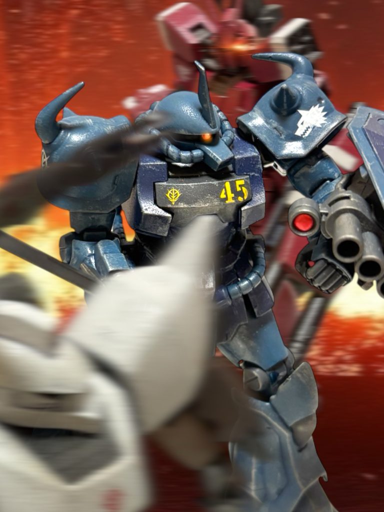 「何っ!?」 ウォルフガングは、機体を反転させる。赤い機体が、勢いよくこちらに突進してくる。「貴様ら……っ!」 2機は、示し合わせて自分を追い詰めている。(ここにくるまでの、敵も、味方も、こいつら二人で葬ったと言うのか?あの数を——拠点に残してきた連中も——!?) 人間業ではない。動機も、経緯も、理解できない。 先ほどの、アイザックの言葉を思い出す。ヤツの言うとおりだ。カルアは幸運の女神などではない。混沌の化身、いや、この戦場を支配している、混沌と狂気そのものだ。 部下は全滅している。2機は、ウォルフガングの機体の周囲をぐるぐる回って牽制を続けるが、撃破しようとはしない。(なぶり殺しにするつもりか……?) ウォルフガングは、自身の行く末を思い、全身の血の気が引いていくのを感じた。これまで、物のように扱ってきた相手に、今度は、自分がおもちゃのように痛ぶられている。