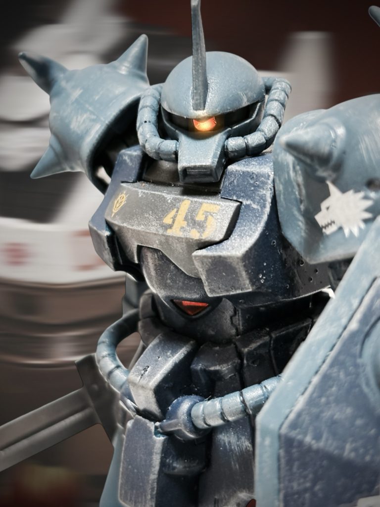 (報いを受けるのか……だが、なんの報いだ?) 俺よりも、もっと狂った、人間の所業に背いたような、残忍な連中はいたじゃないか。これは、戦争なんだ、と、自分自身に言い訳をする。しかし、何に対しての言い訳だろうか。 機体に刻んだ狼の紋様が、虚しく輝く。 ウォルフガングはもはや、闇の戦場を駆ける猛々しい獣などではない。闇夜を這い回る、惨めな敗残兵に過ぎなかった——。【#37 The mad beauty and the crimson beast of the madness / Dec.10.0079 fin.】 今回のポイントはミヤギさんのドヤ顔です笑 次回、MS戦記異聞シャドウファントム