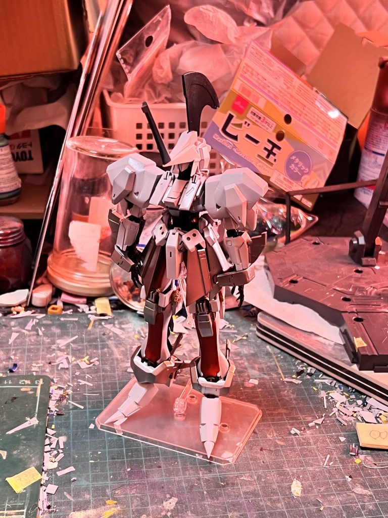 足元に散らばったプラ板の破片が、破壊されたMHの残骸のように見えます😑