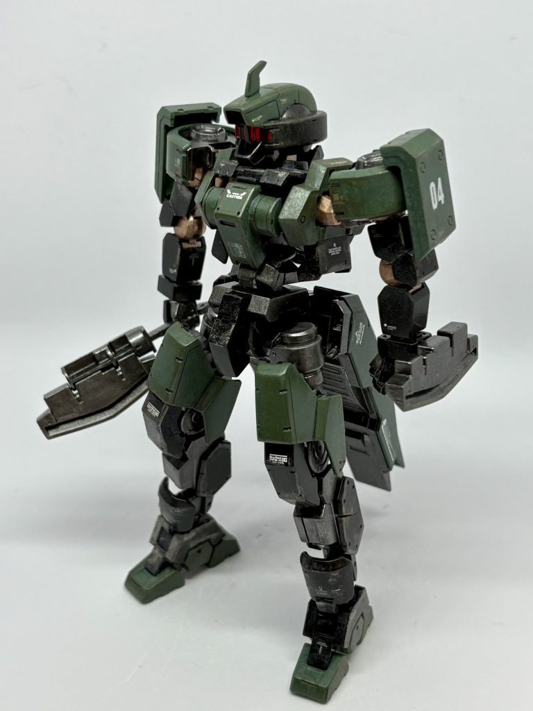 全体像。塗り分けはやりませんでしたが、内部フレームを所々カッパーに。顔にスジボリしてます。